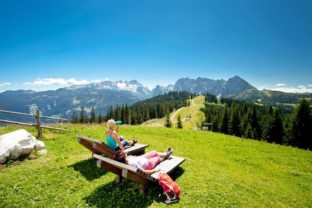 Dachstein West Hotel Gmbh-Kirchenwirt Russbach Русбах-ам-Пас-Гшютт Экстерьер фото